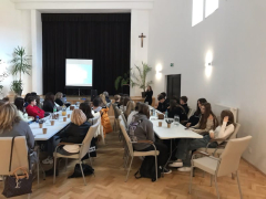 Sala w której jest młodzież