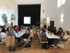 Sala w której jest młodzież
