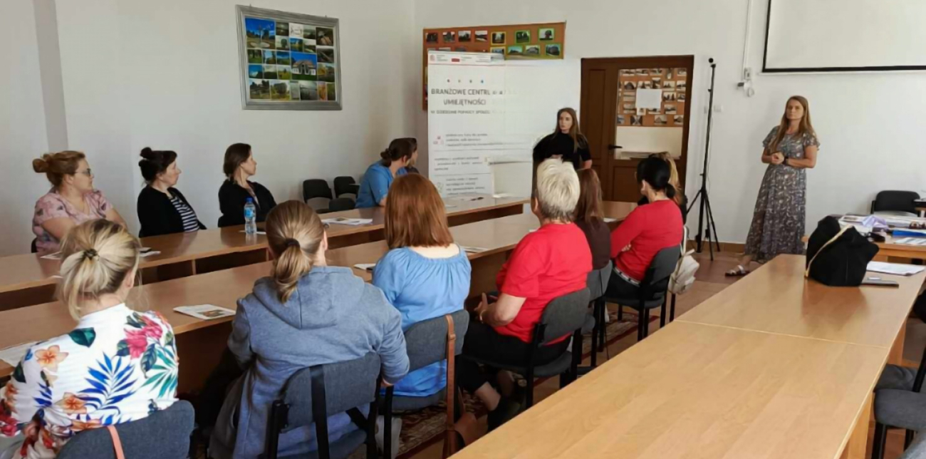 Sala, w której znajdują się osoby uczestniczące w spotkaniu 
