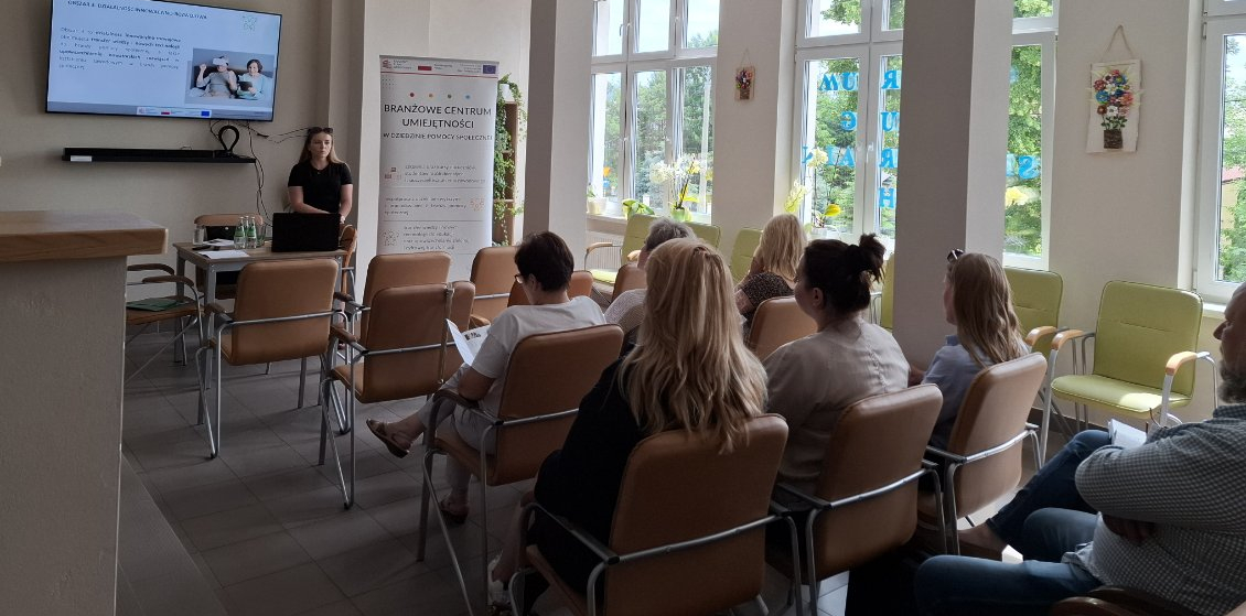 Sala, w której znajdują się osoby uczestniczące w spotkaniu 