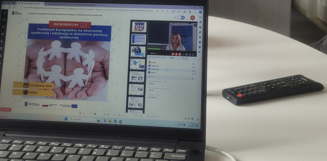 Laptop na którym wyświetlane jest webinarium